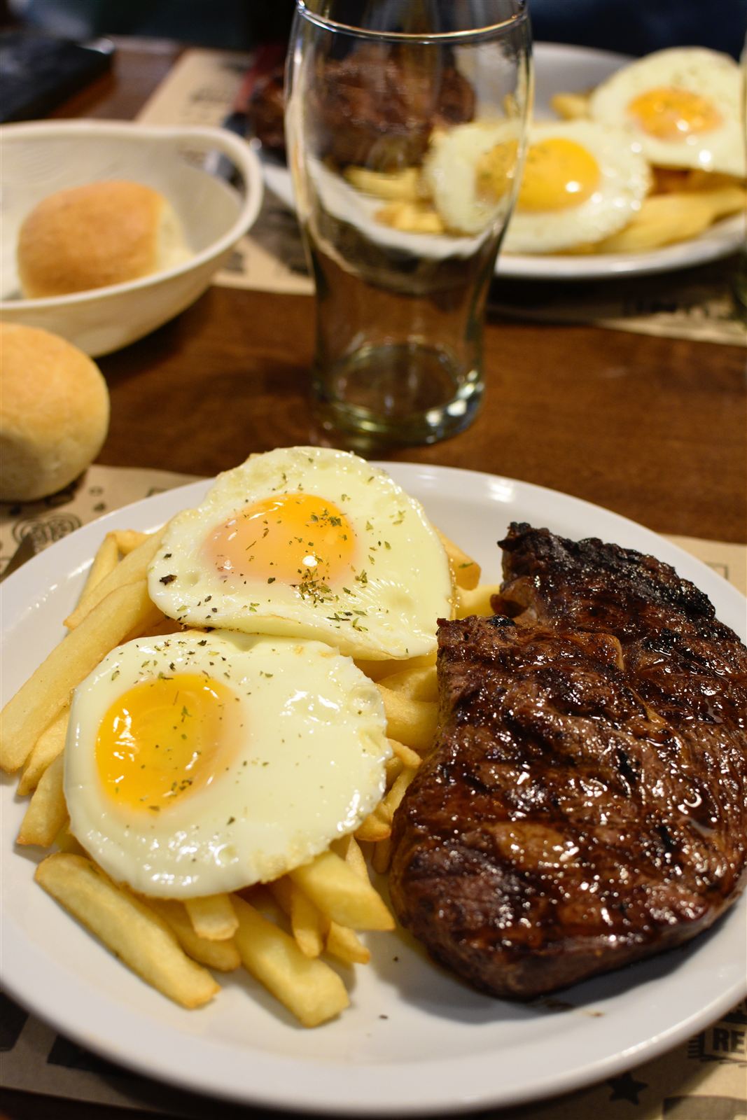 Bife de chorizo a caballo en El Almacén